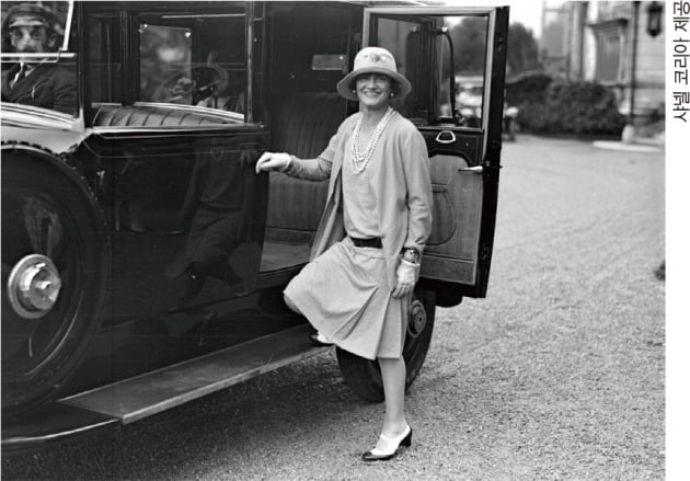 1928년 저지 슈트를 입고 자동차 옆에 서 있는 샤넬 /샤넬 코리아 제공