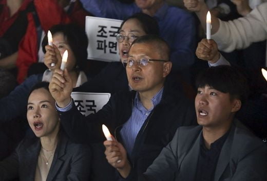  구호 외치는 황교안 대표
    (서울=연합뉴스) 황교안 자유한국당 대표가 19일 오후 서울 종로구 세종문화회관 앞에서 열린 '문재인 정권 헌정 유린 중단과 위선자 조국 파면 촉구 촛불 투쟁'에 참석, 구호를 외치고 있다. 2019.9.19 [자유한국당 제공. 재판매 및 DB 금지]
    photo@yna.co.kr/2019-09-19 23:15:36/
