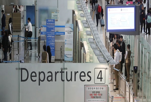 <YONHAP PHOTO-1509> 근무중인 인천공항 비정규직
    (영종도=연합뉴스) 하사헌 기자 = 26일 인천국제공항공사에 따르면 공항공사와 비정규직 노조는 1만여 명의 비정규직 인원 가운데 '생명·안전을 다루는 업무’ 분야 약 3천 명을 공사가 직접 고용하기로 합의했다.  26일 오후 인천공항 출국장 게이트에서 공항 비정규 직원들이 근무하고 있다. 2017.12.26
   toadboy@yna.co.kr/2017-12-26 14:50:30/
<저작권자 ⓒ 1980-2017 ㈜연합뉴스. 무단 전재 재배포 금지.>