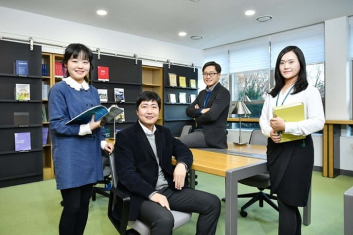 국방연구원 신입 직원 4인 군사 지식 없어도 입사 가능해요 │ 매거진한경