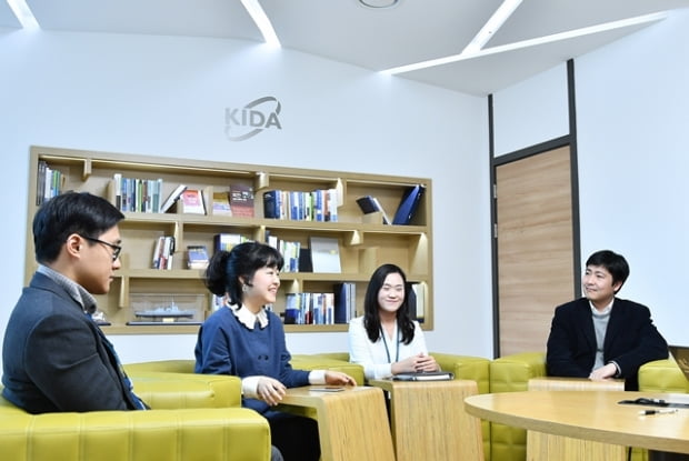 국방연구원 신입 직원 4인 “군사 지식 없어도 입사 가능해요”