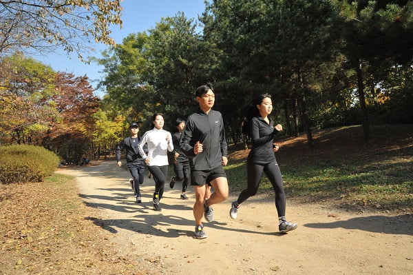 “우리 같이 뛸까요?” 함께 달리면 운동도 즐거움도 두 배, 2030세대 ‘러닝 크루’ 인기