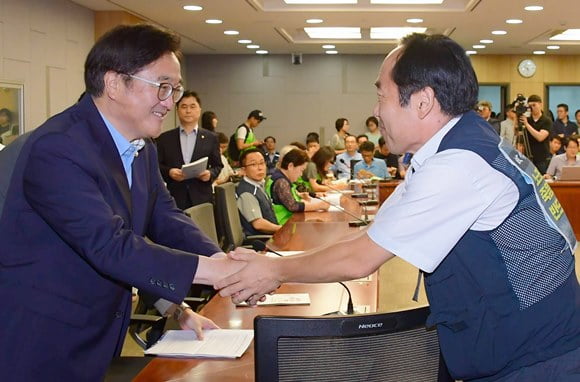 노동자와 함께 가는 공공부문 비정규직 제로시대을 위한 공공부문 좋은일자리 만들기 쟁점과제 토론회가 12일 오전 국회 의원회관 1세미나실에서 우원식 민주당 원내대표와 조상수 전국공공운수노동조합 위원장 등이 참석한 가운데 열렸다./김영우 기자 youngwoo@hankyung.com 20180712...