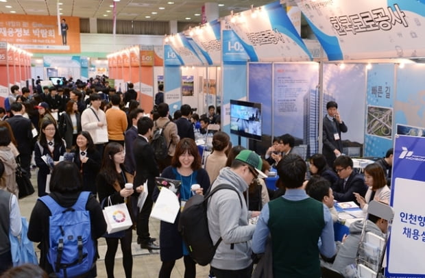 기획재정부 주최,한국조세연구원 주관으로 29일 서울 삼성동 코엑스에서 열린 '2013 공공기관 채용정보 박람회'에서 구직자들이 채용상담을 하고 있다.
강은구기자 egkang@hankyung.com
2013.10.29    