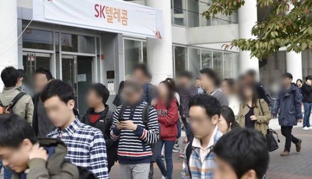 
SK그룹 하반기 신입사원 공개채용 인적성검사 SK종합역량평가(SKCT) 응시생들이 19일 건국대학교에서 시험을 치른 뒤 고사장을 나오고 있다.
정동헌 기자 dhchung@hankyung.com 20141019
