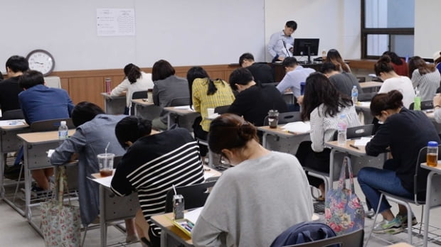 16일 오전 서울 중구 동국대학교 혜화관에서 열린 한경미디어그룹 공개채용 필기시험에서 지원자들이 눈술, 종합교양 등 시험을 치르고 있다./김범준기자bjk07@hankyung.com