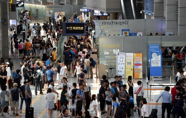 본격적인 휴가철과 인천국제공항 누적여객 5억명 달성 기념행사가 열린 31일 인천국제공항 출국장이 사람들로 북적이고 있다.
/허문찬기자  sweat@  20160731  