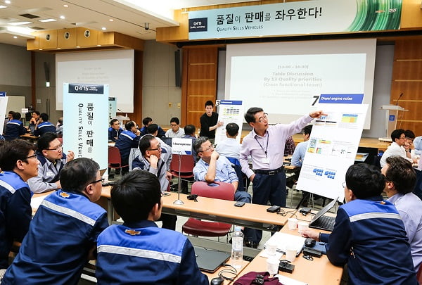 <YONHAP PHOTO-1643> 한국GM 품질 워크숍
    (서울=연합뉴스) 한국GM은 20일 인천 부평 본사에서 최고경영진과 품질, 엔지니어링, 구매, 생산, 디자인 등 품질 관련 부문 임직원 200여명이 참석한 가운데 '품질 워크숍'을 열었다고 21일 밝혔다. 
    이번 워크숍은 하반기 쉐보레 스파크, 임팔라, 트랙스 디젤, 2016년형 올란도 등 신차를 잇달아 출시한 것에 발맞춰 최상의 품질을 확보하기 위해 개최됐다. 워크숍 참석 임직원이 품질 확보를 위해 열띤 토론을 벌이고 있다. 2015.10.21 << 한국지엠 제공 >>
    photo@yna.co.kr/2015-10-21 10:12:01/
<저작권자 ⓒ 1980-2015 ㈜연합뉴스. 무단 전재 재배포 금지.>