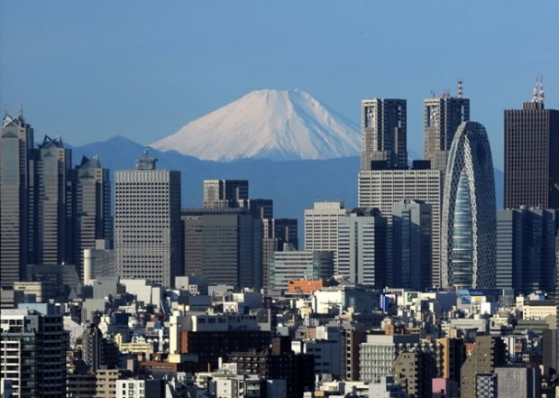 <YONHAP PHOTO-1531> TO GO WITH AFP STORY 'Lifestyle-Asia-cities-Tokyo,FEATURE' by Frank Zeller
(FILES) This file picture taken on January 4, 2011 shows Japan's Mt. Fuji rising behind Tokyo's Shinjuku area. On a satellite image of the Earth at night, there is no brighter spot. Greater Tokyo, home to an astonishing 35 million people, is by far the biggest urban area on the planet.   AFP PHOTO / FILES / KAZUHIRO NOGI
/2011-06-22 12:43:36/
<저작권자 ⓒ 1980-2011 ㈜연합뉴스. 무단 전재 재배포 금지.>