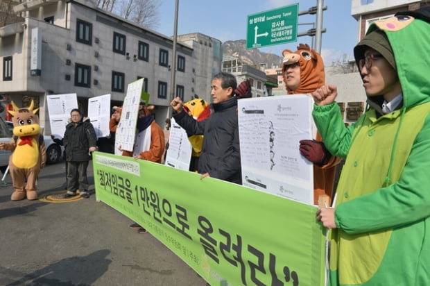 21일 오전 서울 종로구 삼청동 금융연수원내 대통령직인수위원회 앞에서 비정규직 아르바이트생 단체인 '알바연대'가 최저임금 1만원 요구 등 아르바이트생의 고충을 담은 엽서를 인수위원회에 전달하며 기자회견을 하고 있다.

강은구 기자 egkang@.....