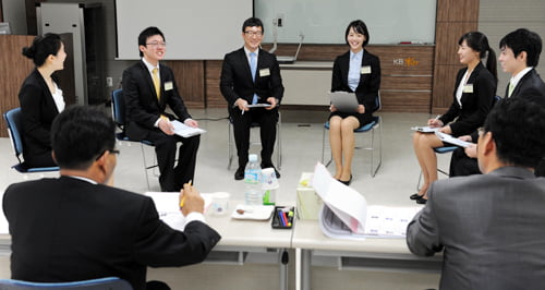 6일 일산 국민은행연수원에서 진행된 신입사원 면접에 참가한 지원자들이 집단 토론을 벌이고 있다.
/허문찬기자  sweat@  20091106  