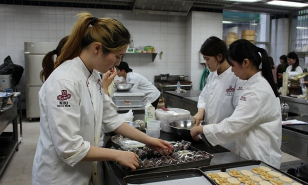 “학교에서 레스토랑 열어요”…경희대 조리학과 요리 축제 