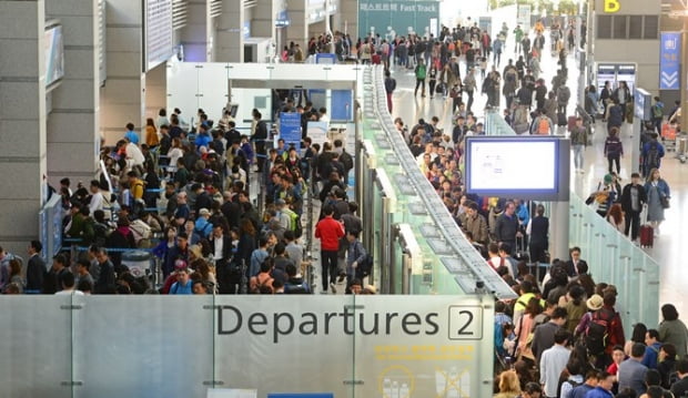 5월 황금연휴를 앞둔 27일 인천국제공항 출국장이 해외로 떠나려는 인파로 붐비고 있다. 인천국제공항공사는 이달 28일부터 대통령 선거일인 다음달 9일까지 12일간 인천공항 이용 여객이 197만명에 달할 것으로 예측된다고 밝혔다. /김범준 기자 bjk07@.....