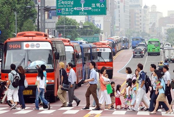 새로운 서울시 대중교통체계가 시작된 1일 오후 강남역의 중앙버스전용차로 버스정류장에는 정류장으로 향하는 승객과 하차하는 동안 뒤따른던 버스들이 길게 늘어진채 꼼짝을 못하고 있다.
김정욱기자 haby@2004.7.1                                   