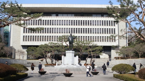 [대학생 기자] 한 지붕 두 학교, 대학 내 보이지 않는 신분 전쟁