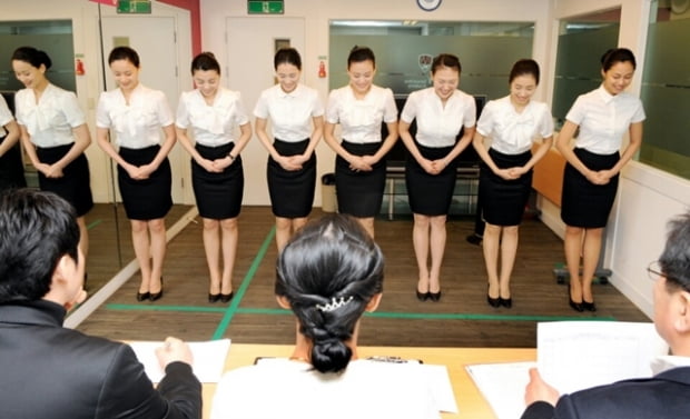 저마다 ‘취업률 1위’?...항공사 승무원 학원의 이면