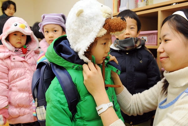 연일 맹추위가 기승을 부리고 있는 가운데 세종로 종합청사 푸르미 어린이집에 다니는 어린이들이 집에 돌아기기전 따뜻한 옷으로 중무장을 하고 있다.
/김병언 기자 misaeon@ 20100107..