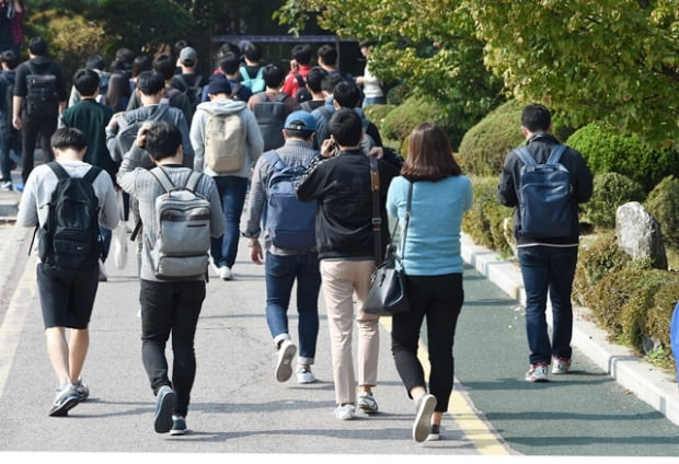 18일 서울 압구정동 압구정고등학교에서 삼성 대졸 신입 공채 시험인 GSAT를 마친 취업준비생들이 고사장을 나서고 있다.
강은구기자 egkang@hankyung.com
20`5.10.18    
