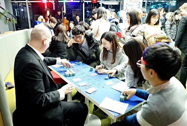 재즈 밴드부터 힙합 디제잉까지...월스트리트 잉글리쉬 강남센터에서 열린 &#39;불금 파티&#39; 