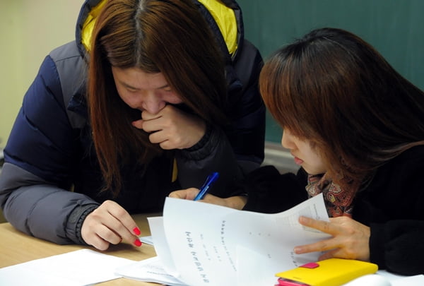 2014학년도 대학수학능력시험 성적이 발표된 27일 오전 서울 풍문여자고등학교에서  한 학생이 선생님과 상담을 하고 있다.
/허문찬기자  sweat@  20131127  