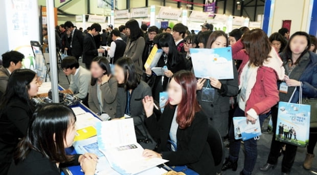 23일 오전 서울 강남구 일원동 SETEC에서 열린 '2012 공공기관 열린 채용정보 박람회'에서 참가자들이 전시장을 가득 메우고 있다.
/허문찬기자  sweat@  20121123  