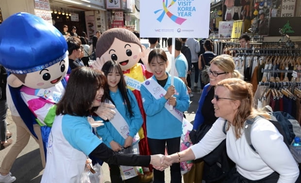 한국관광공사 주최로 12일 서울 홍익대학교거리에서 코리아 세일 페스타 연계 '관광인이 함께하는 K스마일' 가두 캠페인이 열리고 있다./김범준기자bjk07@hankyung.com
