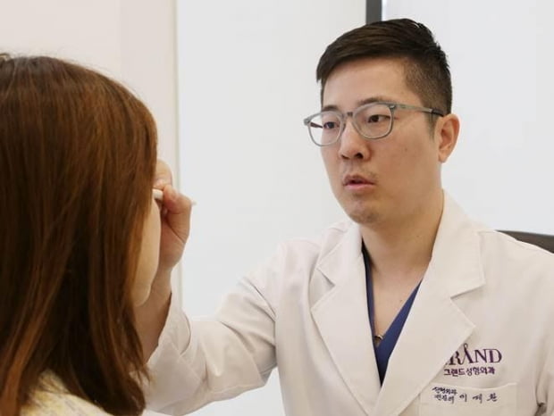  찌르는 속눈썹 ‘안검내반증’ 쌍꺼풀 수술 필요