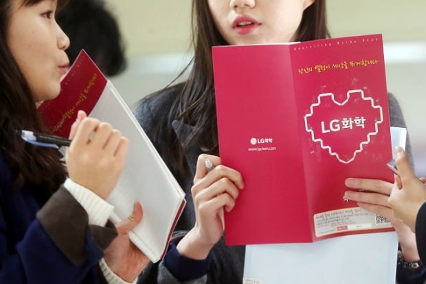 <YONHAP PHOTO-1534> LG화학, 연세대학교 채용상담 시작
    (서울=연합뉴스) 김수진 기자 = 4일 오전 서울 연세대학교 제2공학관에서 열린 LG화학 2016년 상반기 채용설명회를 찾은 학생들이 관계자와 상담을 하고 있다. 2016.3.4
    ksujin@yna.co.kr/2016-03-04 11:50:23/Media Only
<저작권자 ⓒ 1980-2016 ㈜연합뉴스. 무단 전재 재배포 금지.>