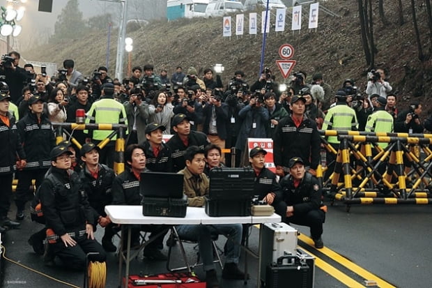 “저 안에 사람이 있다고요.” 영리한 김성훈 감독이 전하는 묵직한 메시지, 영화 &lt;터널&gt;