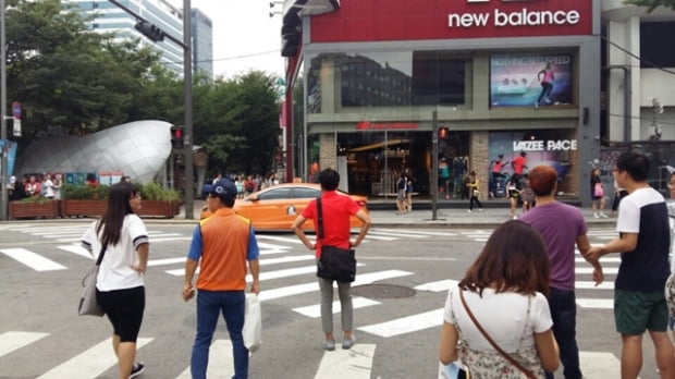 [포토] “드디어 생겼네!” 홍대 주차장거리 입구에 횡단보도 설치