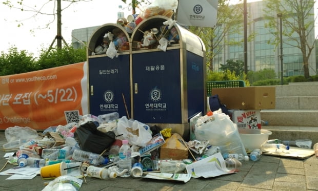 [현장 르포] 연세대 백양로 축제 뒷수습 현장 가보니 