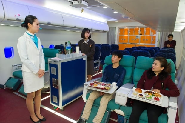 [학부모가 간다] 서울관광고등학교 기내실 옮겨놓은 항공 실습실… 취업률은 아쉬워