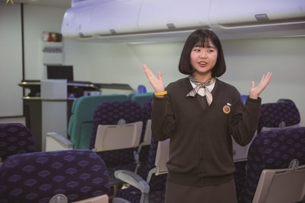[학부모가 간다] 서울관광고등학교 기내실 옮겨놓은 항공 실습실… 취업률은 아쉬워