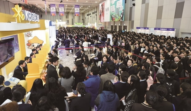 23일 경기 고양시 킨텍스에서 개막한 '2016 대한민국 고졸 인재 잡콘서트'가 현장에서 채용 면접을 보려는 학생들로 붐비고 있다.
강은구기자 egkang@hankyung.com
2016.3.23     