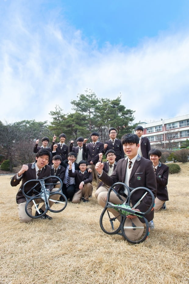 [특별한동아리] &quot;드론 연습하는데 학교 옆 군부대에서 찾아오기도 했다니까요&quot;