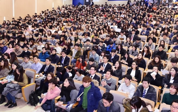 한경 서강대 은행권 모의면접 잡콘서트가 1일 서강대ㅔ 정하성관에서 열렸다.
/김병언 기자 misaeon@20160201..