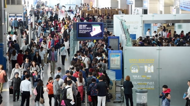 5월 단기방학을 하루 앞둔 30일 오전 해외여행을 떠나는 관광객들로 인천공항 출국장이 붐비고 있다.
/허문찬기자  sweat@  20150430  