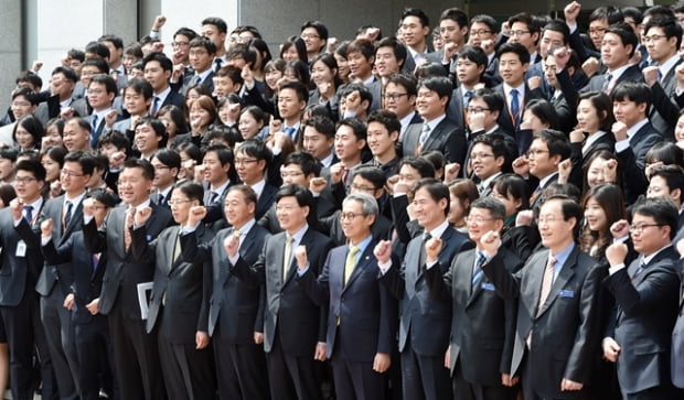 13일 경기도 과천 중앙공무원교육원에서 5급 공무원 시험(옛 행정고시) 합격자들이 '제60기 신임 관리자 과정 입교식'을 마친 후 이근면 인사혁신처장(앞줄 오른쪽 다섯번째) 등 참석자들과 기념촬영을 하고 있다.이들은 22주간의 교육을 마치고 사무관 시보로 발령 받는다.
강은구기자 egkang@hankyung.com
2015.4.13     