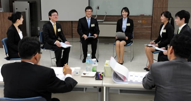 6일 일산 국민은행연수원에서 진행된 신입사원 면접에 참가한 지원자들이 집단 토론을 벌이고 있다.
/허문찬기자  sweat@  20091106  