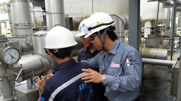 SK에너지의 전문 기술 인력들이 베트남 BSR 직원들에게 정유공장 운영 기술 및 노하우를 전수하고 있다./SK에너지 제공