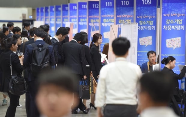 '강소기업채용박람회'가 13일 서울 삼성동 코엑스에서 열렸다. 구직자들이 취업상담을 받기 위해 줄을 서서 기다리고 있다./신경훈 기자 nicerpeter@hankyung.com