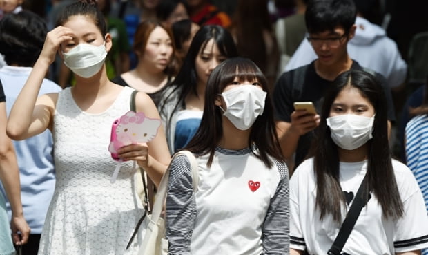 중동호흡기증후군 '메르스'가 국내에서 확산되자 31일 서울 명동에서 시민들이 마스크를 쓴 채 걷고 있다.
강은구기자 egkang@hankyung.com
2015.5.31   