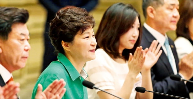 박근혜 대통령, 중기인과 대화…&quot;국회가 일자리법 묶어 청년 창업 막고 있다&quot;