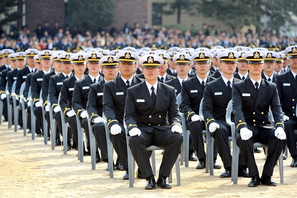 28일 성남 학생중앙군사학교에서 열린 2008 학군장교임관식에  임관장교들이  의장에 앉아  대통령 축사를 듣고있다.2008.02.28