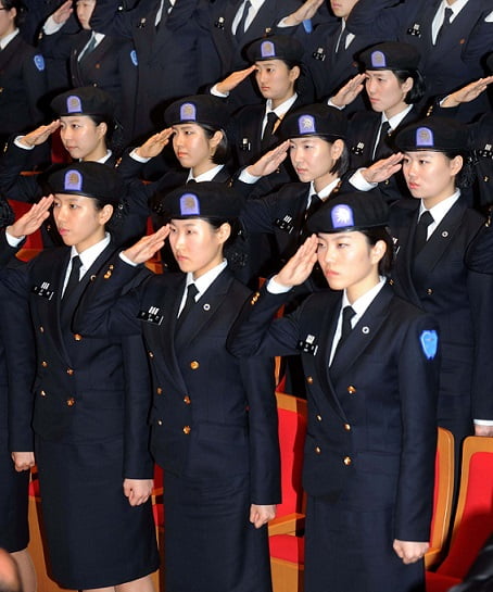 성신여대 학군단이 8일 서울 강북구 미아동 성신여대운정그린캠퍼스 대강당에서 창설식을 가졌다. 한국의 두 번째 여대 학군단인 성신여대학군단은 30명의 학군사관후보생을 선발했다. 학군사관후보생들이 경례를 하고 있다./신경훈 기자 nicerpeter@hankyung.com.. 