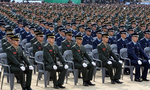 <YONHAP PHOTO-1052> 의자에 앉아 대통령 축사듣는 신임장교들
    (서울=연합뉴스) 배재만 기자 = 28일 성남시 학생중앙군사학교  연병장에서 열린 2008 학군장교 임관식에서 임관장교들이 의자에 앉은 채로 대통령의 축사를 듣고  있다. 군 관계자는 "신임장교들이 임관식에서 의자에 앉은 채로 대통령의 치사 등을 들은 것은 육.해.공군 및 삼군사관학교 임관식을 포함, 창군 이래 이번이 처음일 것"이라고 말했다.
    http://blog.yonhapnews.co.kr/f6464
    scoop@yna.co.kr/2008-02-28 16:40:47/
<저작권자 ⓒ 1980-2008 ㈜연합뉴스. 무단 전재 재배포 금지.>