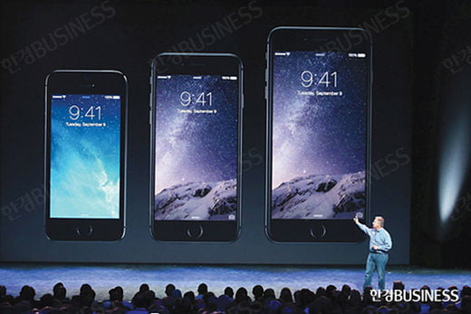 <YONHAP PHOTO-0316> CUPERTINO, CA - SEPTEMBER 09: Apple Senior Vice President of Worldwide Marketing Phil Schiller announcees the new iPhone 6 during an Apple special event at the Flint Center for the Performing Arts on September 9, 2014 in Cupertino, California. Apple unveiled the two new iPhones the iPhone 6 and iPhone 6 Plus.   Justin Sullivan/Getty Images/AFP..== FOR NEWSPAPERS, INTERNET, TELCOS & TELEVISION USE ONLY ==../2014-09-10 09:07:30/
<??묎텒????1980-2014 ?쒖뿰?⑸돱?? 臾대떒 ?꾩옱 ?щ같??湲덉?.>