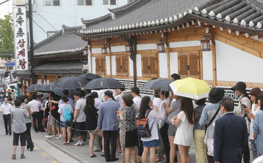 <YONHAP PHOTO-1004> 초복 앞둔 삼계탕집

    (서울=연합뉴스) 서명곤 기자 = 초복을 하루 앞둔 17일 오후 서울 종로 체부동 한 삼계탕전문점 앞에서 시민들이 길게 줄을 서 순서를 기다리고 있다.    2014.7.17

    photo@yna.co.kr/2014-07-17 14:04:43/Media Only
<저작권자 ⓒ 1980-2014 ㈜연합뉴스. 무단 전재 재배포 금지.>