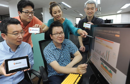 IT벤처기업 파이브 락스(5 Rocks) 이창수 대표(앞줄 오른쪽)과 임직원들 /신경훈 기자 nicerpeter@hankyung.com