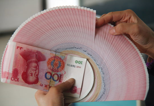 <YONHAP PHOTO-0786> In this Jan. 25, 2011, photo released by China's Xinhua news agency, a teller count RMB banknotes at a bank in Linyi, east China.  China's central bank raised interest rates for the second time in just over a month in a bid to dampen high inflation and guide blistering economic growth to a sustainable level. (AP Photo/Xinhua, Zhang Chunlei) NO SALES/2011-02-09 06:57:07/
<저작권자 ⓒ 1980-2011 ㈜연합뉴스. 무단 전재 재배포 금지.>